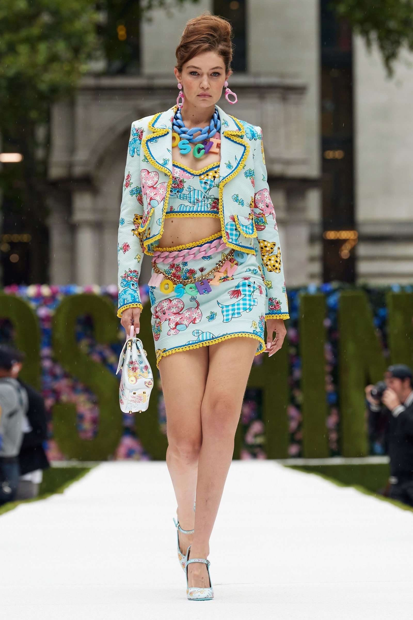 00001-Moschino-RTW-Spring-22-credit-gorunway