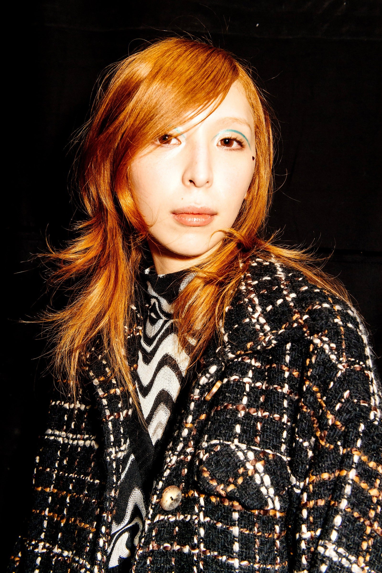 corte-en-capas-anna-sui-backstage-fall-2022