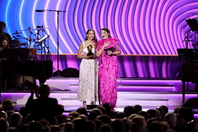 emily-bear-and-abigail-barlow-accepts-the-musical-theater-news-photo-1649082205