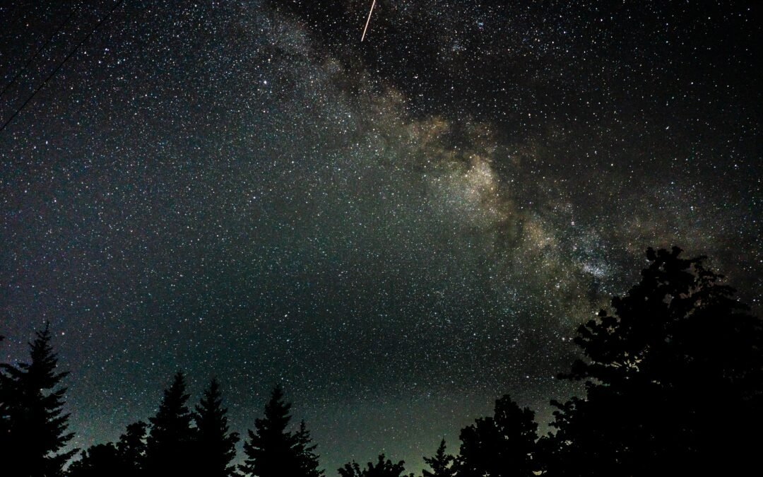 Eclipse solar, superluna y lluvia de meteoros: cuándo y cómo ver los fenómenos astronómicos de octubre