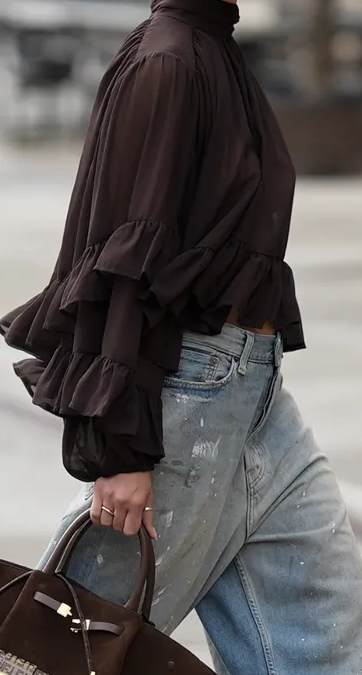 Blusas boho para llevar con pantalones acampanados en septiembre 2025