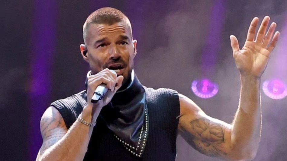 LANZAN GAS LACRIMÓGENO A RICKY MARTIN DURANTE CONCIERTO EN EUROPA
